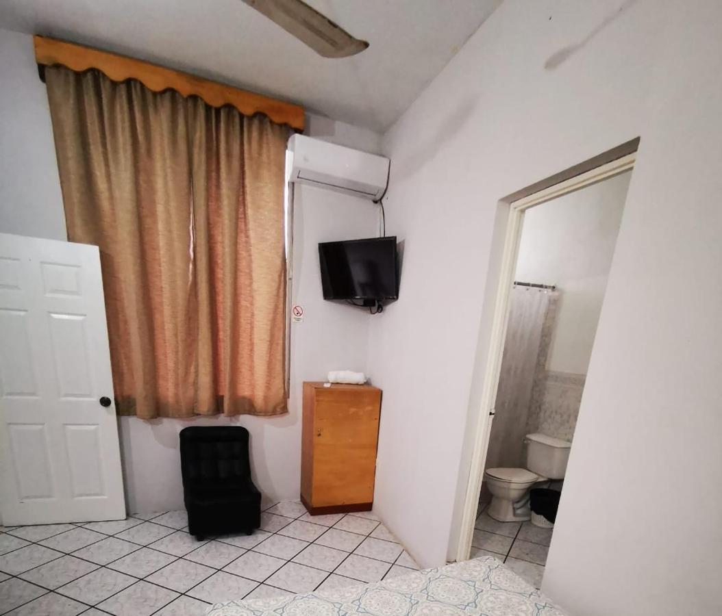 Hostal Tah Itza Flores Esterno foto